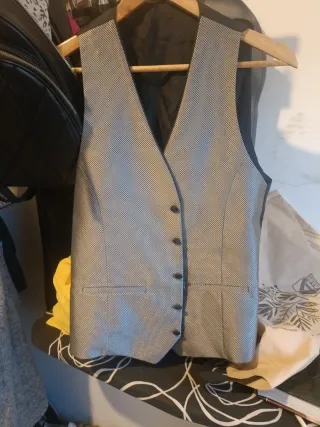 Chaleco elegante plateado y negro