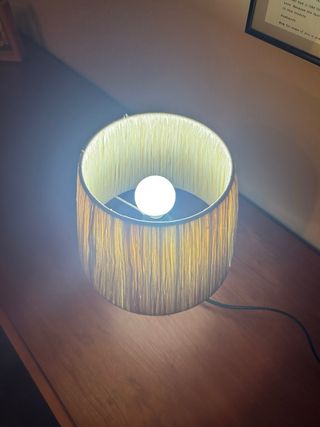 Lámpara de mesa beige y negra