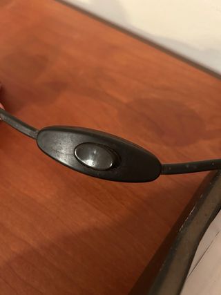 Lámpara de mesa beige y negra