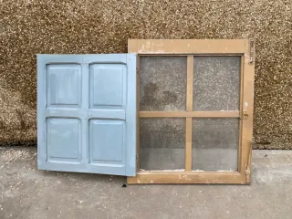 Ventana antigua con tapaluz