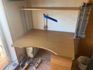 Escritorio ordenador con estantería