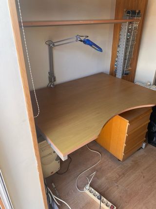 Escritorio ordenador con estantería