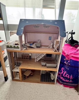 Casa delle bambole in legno