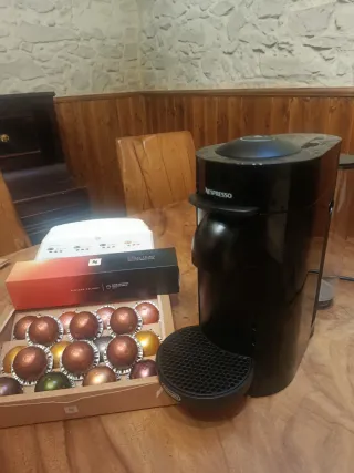 Cafetera Nespresso Vertuo Plus + 28 cápsulas