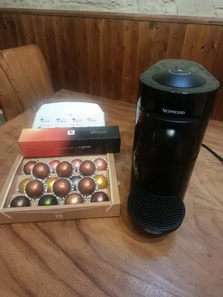 Cafetera Nespresso Vertuo Plus + 28 cápsulas