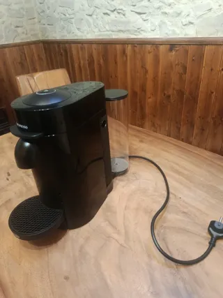 Cafetera Nespresso Vertuo Plus + 28 cápsulas