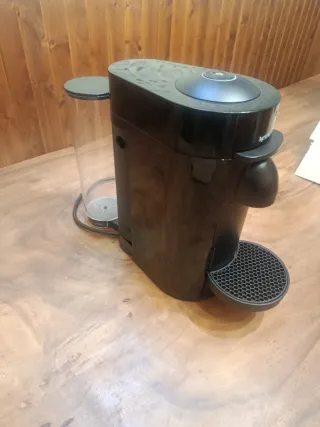 Cafetera Nespresso Vertuo Plus + 28 cápsulas