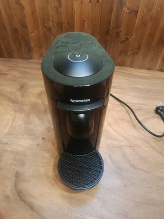 Cafetera Nespresso Vertuo Plus + 28 cápsulas