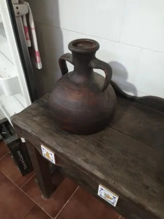 Mueble artesano con 2 tinajas de terracota