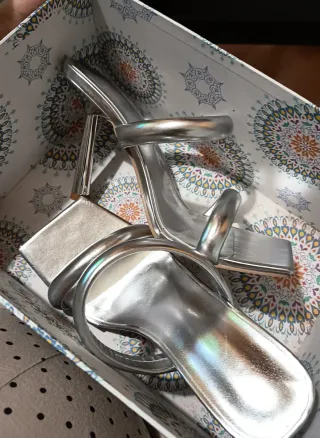 Sandalias de tacón plateadas
