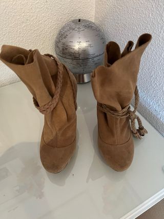 Botín ante beige con flecos