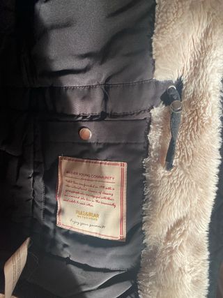 Abrigo Pull&Bear negro con pelo