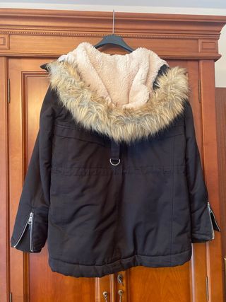 Abrigo Pull&Bear negro con pelo