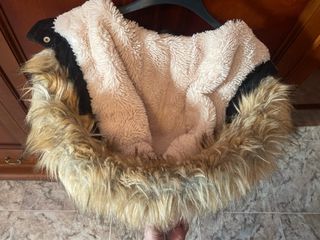 Abrigo Pull&Bear negro con pelo