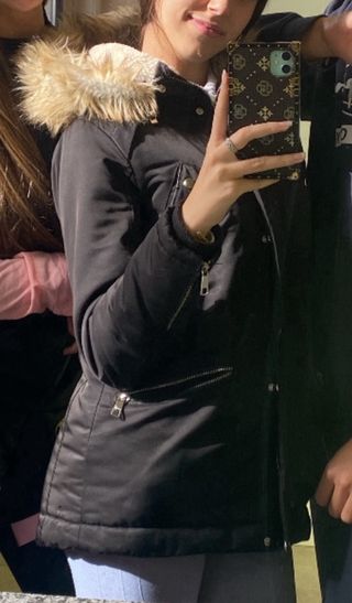 Abrigo Pull&Bear negro con pelo