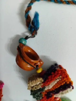 Collar artesanal de lana tejida y abalorios