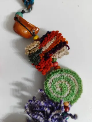 Collar artesanal de lana tejida y abalorios