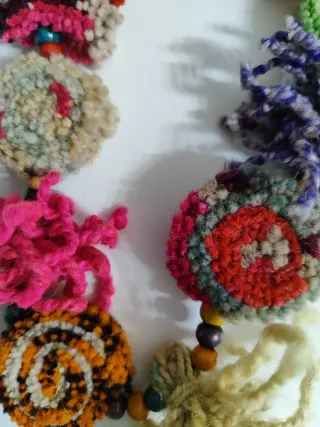 Collar artesanal de lana tejida y abalorios