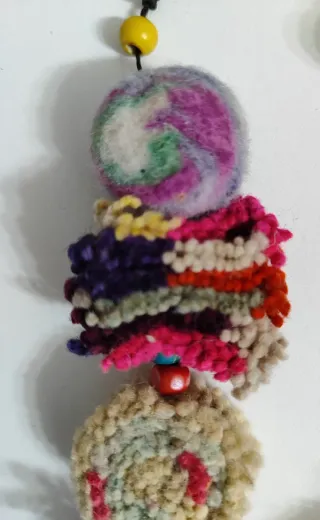 Collar artesanal de lana tejida y abalorios