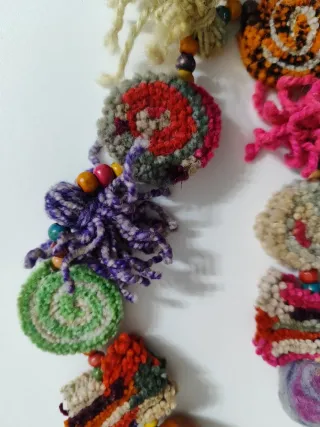 Collar artesanal de lana tejida y abalorios