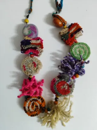 Collar artesanal de lana tejida y abalorios