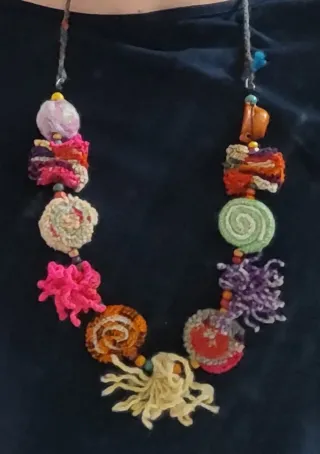 Collar artesanal de lana tejida y abalorios