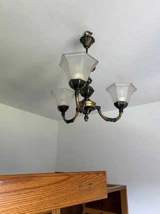 Lámpara de techo dorada y transparente