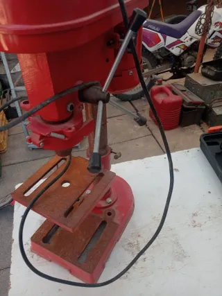 Taladro de banco rojo