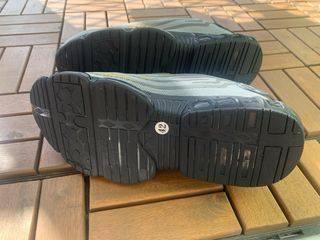 Zapatos de seguridad grises y negros