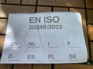 Zapatos de seguridad grises y negros