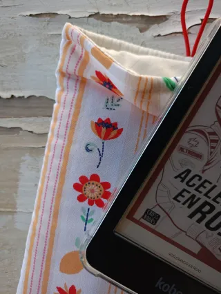 Funda Kindle Flores y Fresas