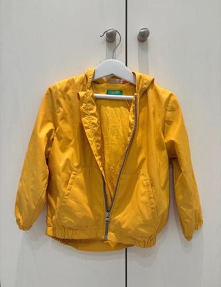 Chaqueta cortavientos infantil amarilla