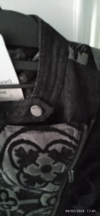 Cazadora Desigual Negra con Diseño Gris