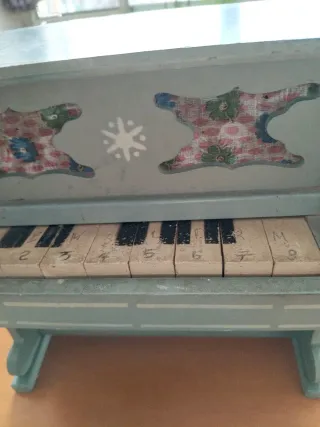 Antiguo piano de juguete