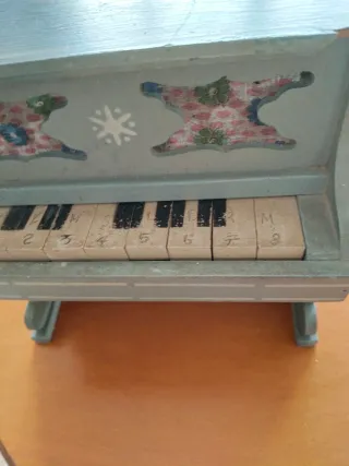 Antiguo piano de juguete