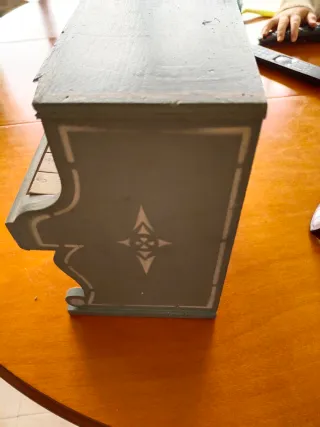 Antiguo piano de juguete