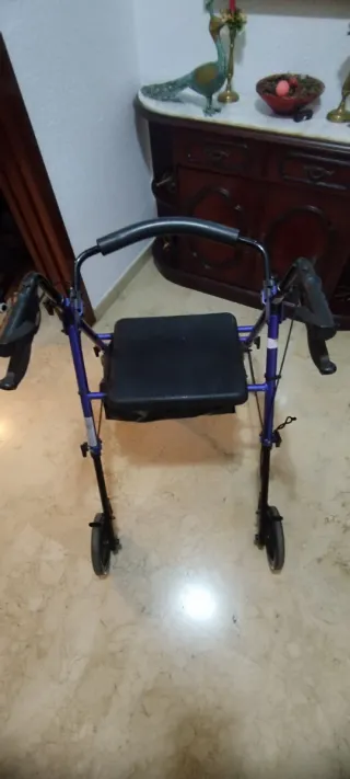 Andador para mayores con asiento y bolsa