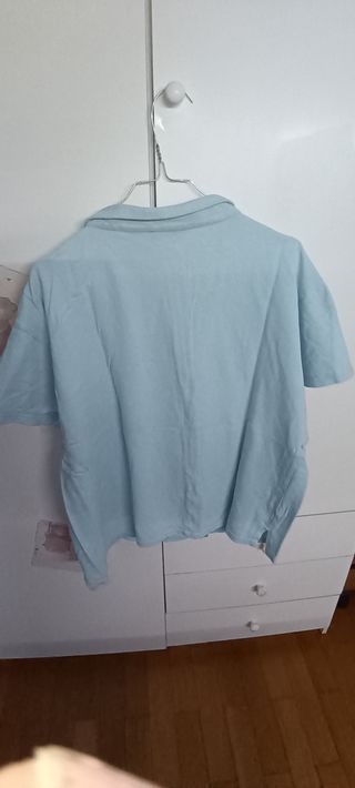 Maglietta azzurra con zip e colletto