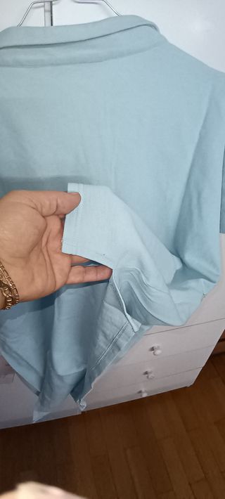 Maglietta azzurra con zip e colletto