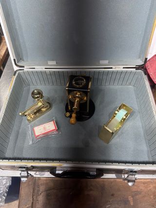 El Casco Oro : Sacapuntas, grapadora, porta celo.