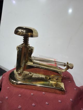 El Casco Oro : Sacapuntas, grapadora, porta celo.