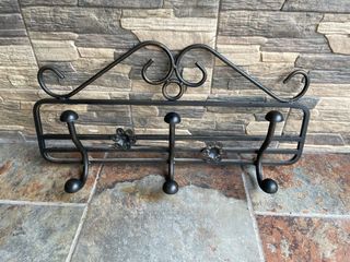 Perchero de metal marrón de forja