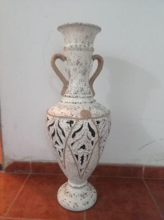 Jarrón de cerámica blanco y marrón con asas