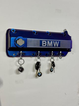 Cuelgallaves exclusivo bmw.