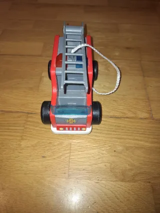 Camión de bomberos de madera con escalera