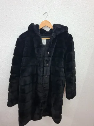 Abrigo negro de pelo sintético con capucha