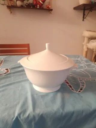 Zuppiera in ceramica bianca