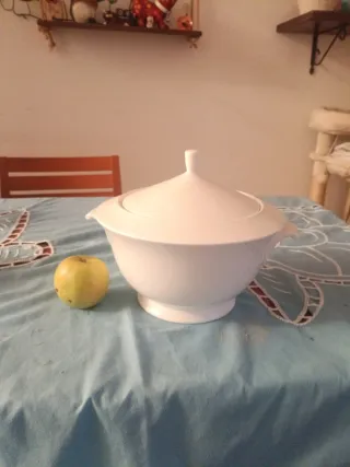Zuppiera in ceramica bianca