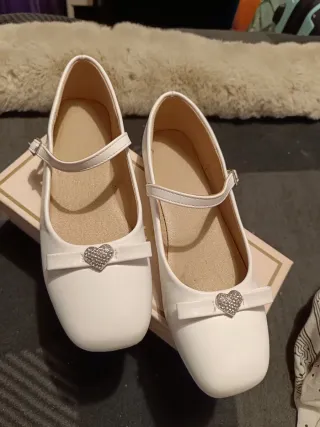 Manoletinas blancas T35 con corazón