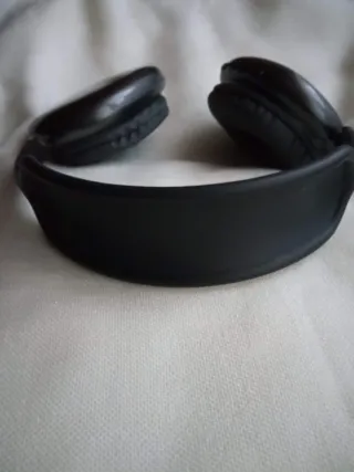 Auriculares diadema negros y plateados